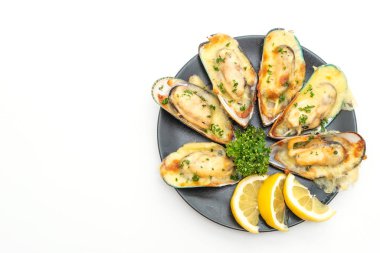 Peynirli taze midye. 