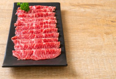 Mermer dokusuyla kesilmiş taze et.