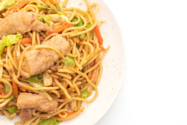 tavada kızartılmış yakisoba noodle domuz eti ile