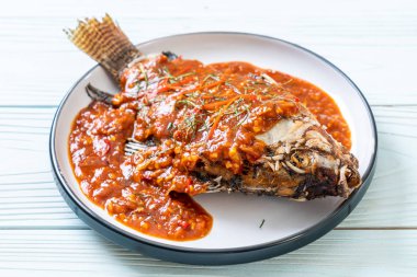 Chili soslu kızarmış balık
