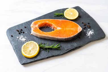 taze çiğ somon fileto biftek