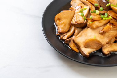 tavada kızartılmış Kral istiridye, istiridye soslu mantar