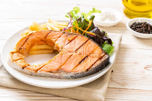 Filé de carne de salmão grelhado com legumes — Fotografia de Stock