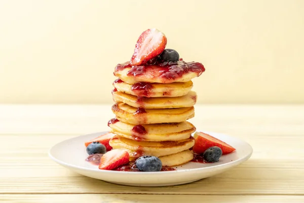 Crêpe aux fraises et aux bleuets — Photo