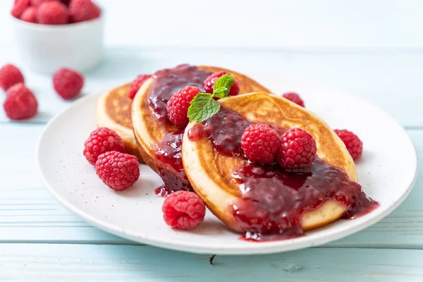 Pancake with fresh raspberries and raspberry sauce — Stock Photo, Image