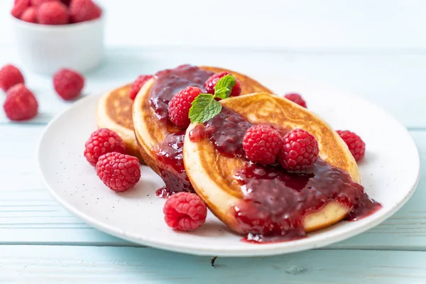 Crêpe aux framboises fraîches et sauce aux framboises — Photo