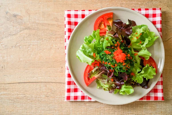 Salada de legumes com algas japonesas e ovos de camarão — Fotografia de Stock