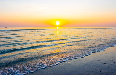 Alacakaranlık gökyüzü ve deniz plajı ile gün doğumu ya da gün batımı