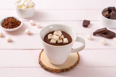 Şekerlemeli sıcak çikolata.
