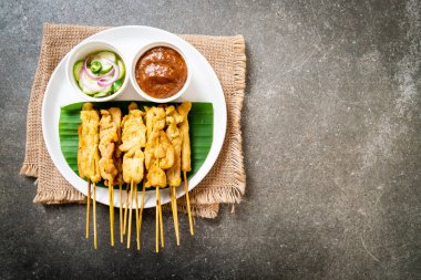 Domuz Satay-ızgara domuz fıstığı sosu veya tatlı ile servis ve 