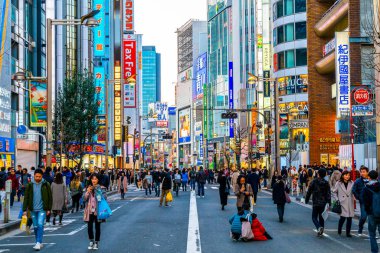 Tokyo, Japonya - 13 Ocak 2020: Shinj 'de yürüyen kalabalık