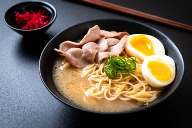 domuz eti ve yumurta ile TONKOTSU ramen erişte