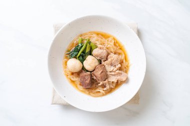 Pişmiş domuz etli erişte kasesi.