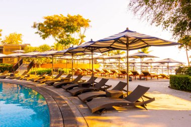 Güzel tropikal plaj ve şemsiye ve sandalye etrafında denize sıfır 