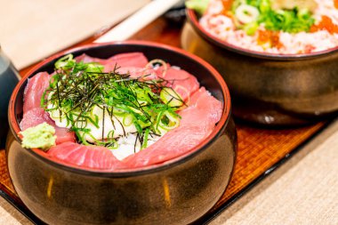 Japon Donburi pilavı üzerine çiğ ton balığı.