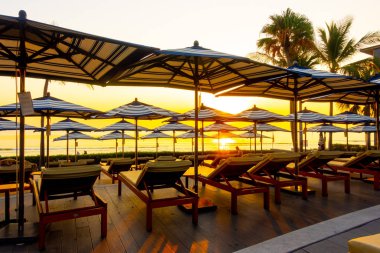 Otel re açık yüzme havuzu etrafında Şemsiye ve sandalye kanepe