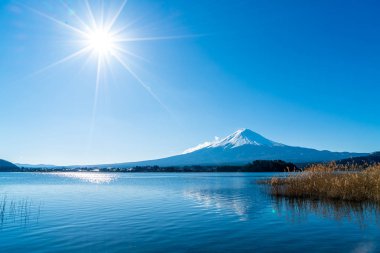 Kawaguchiko Gölü ve mavi gökyüzü ile Fuji Dağı