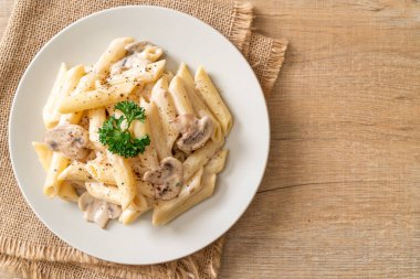 Makarna, mantarlı krema sosu.