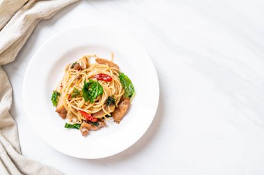 tavuk ve fesleğen ile karıştırın-kızarmış spagetti