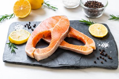 taze çiğ somon fileto biftek