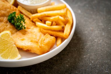 Kızartmalı balık ve patates kızartması.