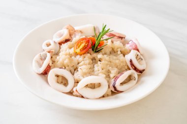 Kalamarlar veya ahtapot risotto
