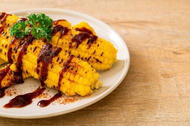 Kızarmış mısır ve bbq sosu.