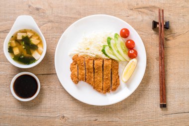 Japon derin kızarmış domuz pirzola (tonkatsu kümesi)