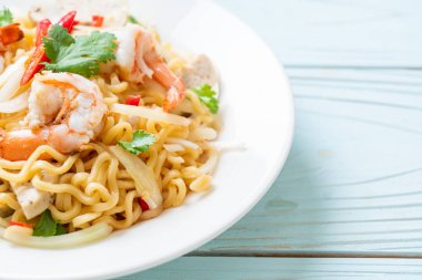 Baharatlı hazır erişte salatası ve karides.