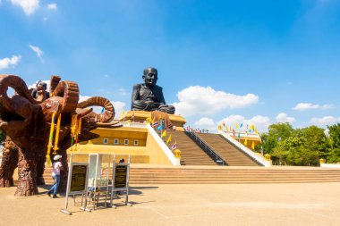 Hua-Hin, Tayland 17 Aralık 2019: Wat Huay 'daki Luang Pu Thuat heykeli