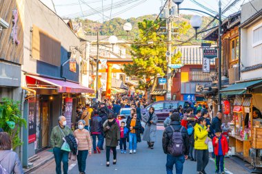 Kyoto, Japonya - 11 Ocak 2020: Alışveriş caddesinde yürüyen insanlar