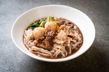 Demlenmiş Domuz eti ile pirinç şehriye çorbası