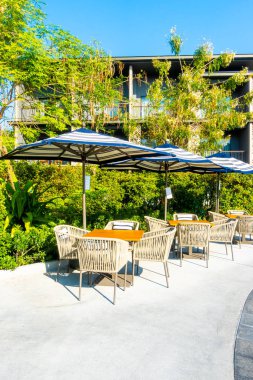 Otel re açık yüzme havuzu etrafında Şemsiye ve sandalye kanepe