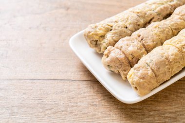 Buharda yengeç et rulo