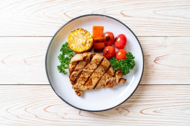 Izgara ve ızgara fileto domuz bifteği ve sebze.