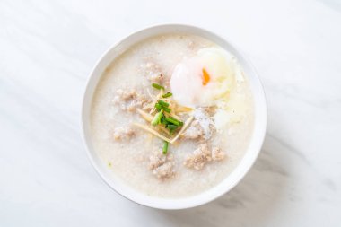 kase kıyılmış domuz eti ile pirinç çorbası 