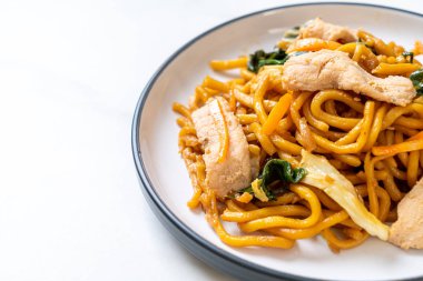 Kızarmış yakisoba eriştesi ve tavuk.