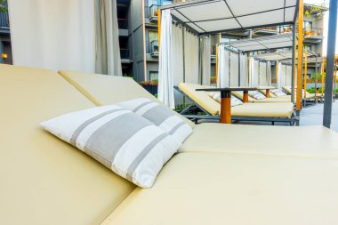 Otel re açık yüzme havuzu etrafında Şemsiye ve sandalye kanepe