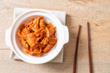 kimchi ile tavada kızartılmış domuz eti
