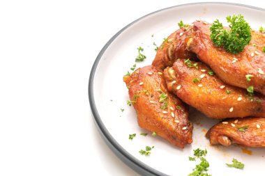 Barbekü tavuk kanatları beyaz susam ile
