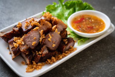 Fried çizgili domuz eti veya gevrek domuz eti veya derin kızarmış domuz eti