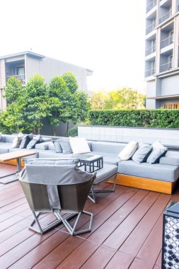 Açık teras ve kanepeli yastıklar.