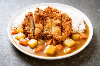 Çıtır çıtır kızarmış domuz pirzola köri ve pilav ile 