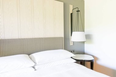 Yatağın üzerindeki beyaz yastıklar.