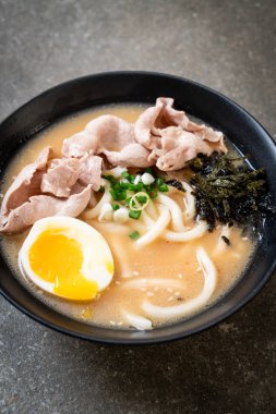 Udon ramen noodle ile domuz çorbası 