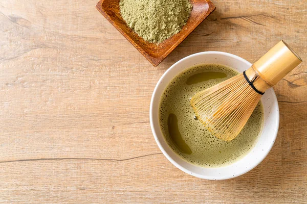 Taza de té verde matcha caliente con polvo de té verde y batidor — Foto de Stock