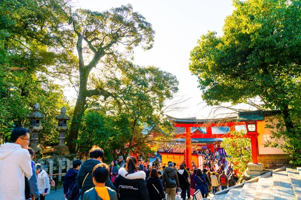 Kyoto, Japón - 11 de enero de 2020: Puertas rojas de Torii en Fushimi Inari T — Foto de Stock