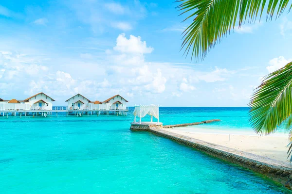 Πανέμορφο τροπικό ξενοδοχείο και νησί των Μαλδίβες με παραλία — Φωτογραφία Αρχείου
