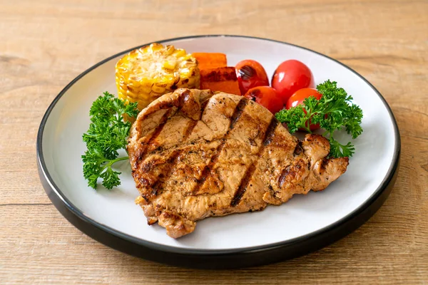 Grilled and barbecue fillet pork steak with vegetable — 스톡 사진