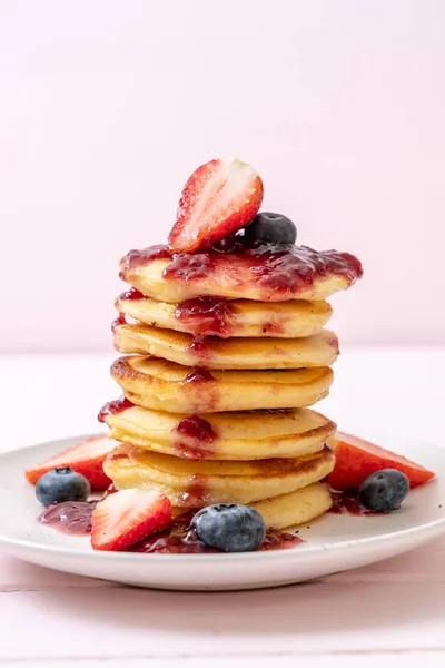 Crêpe aux fraises et aux bleuets — Photo